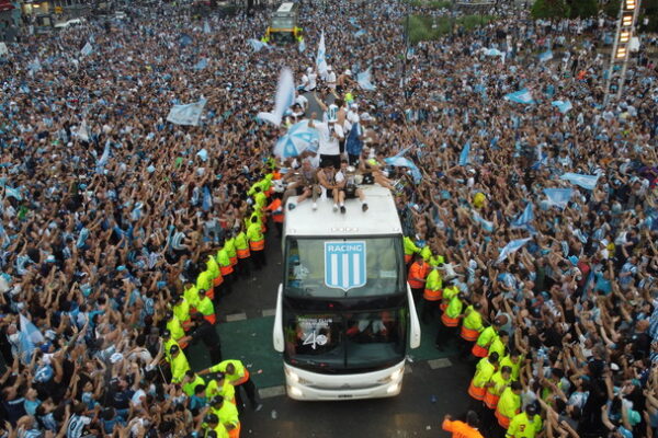 RACING CELEBRA SU VICTORIA CON GRAN ANTUSIASMO