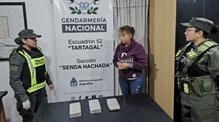 DETIENEN A UNA MUJER CON DROGA OCULTA EN EL CUERPO