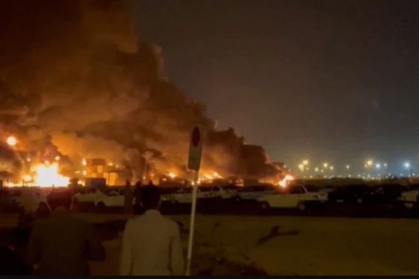 GRAN EXPLOSIÓN EN UN PUERTO DE IRÁN