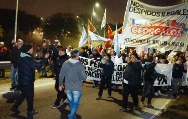 TRABAJADORES DESPEDIDOS PROTESTAN EN PANAMERICANA