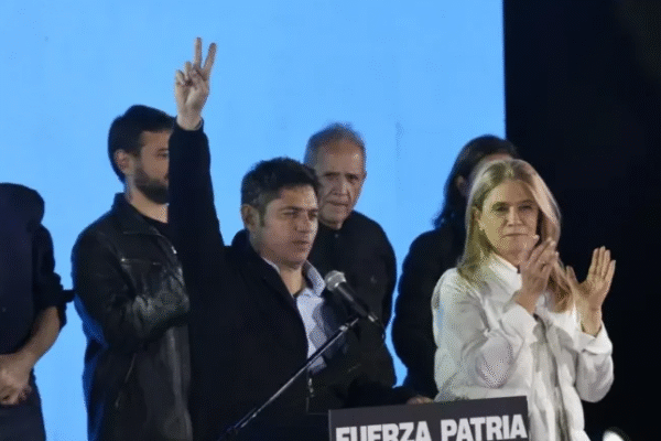 KICILLOF ADVIERTE A MILEI TRAS LA CAÍDA DE FUERZA PATRIA: «SE EQUIVOCA SI FESTEJA ESTE  RESULTADO ELECTORAL»