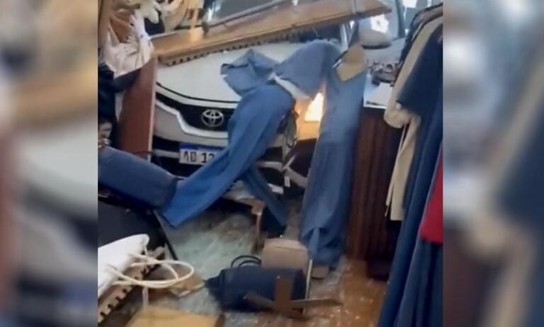 CONDUCTORA ESTRELLA SU AUTO CONTRA UN LOCAL DENTRO DE UN SHOPPING
